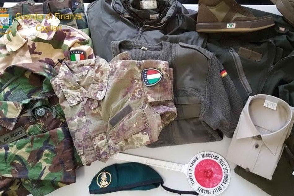 Vende abbigliamento riconducibile a Corpi militari: denunciato a Cagliari