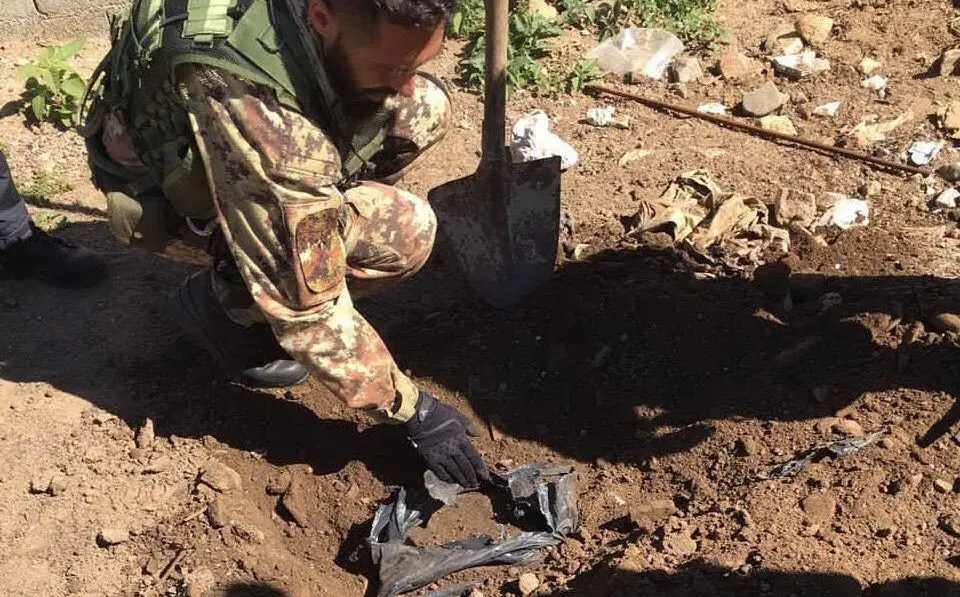 Cinquanta chili di droga e armi nascoste in un terreno nell'hinterland di Cagliari: in manette due persone