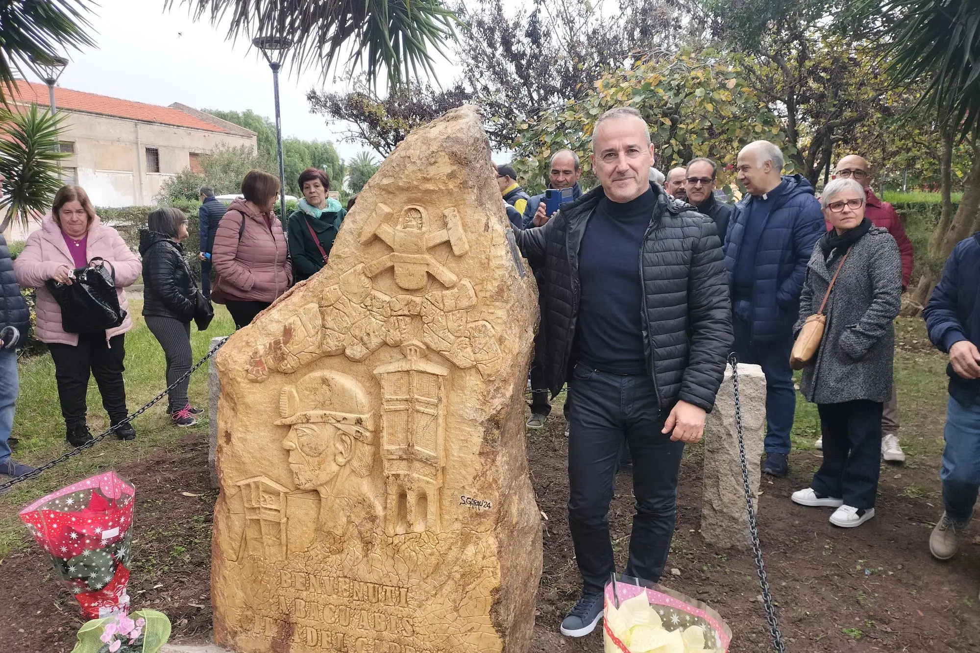 Lo sculture minatore Sergio Garau con la sua opera (Foto Scano)