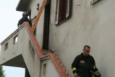 I vigili del fuoco nella casa di San Giovanni Suergiu (Milena Mundula)
