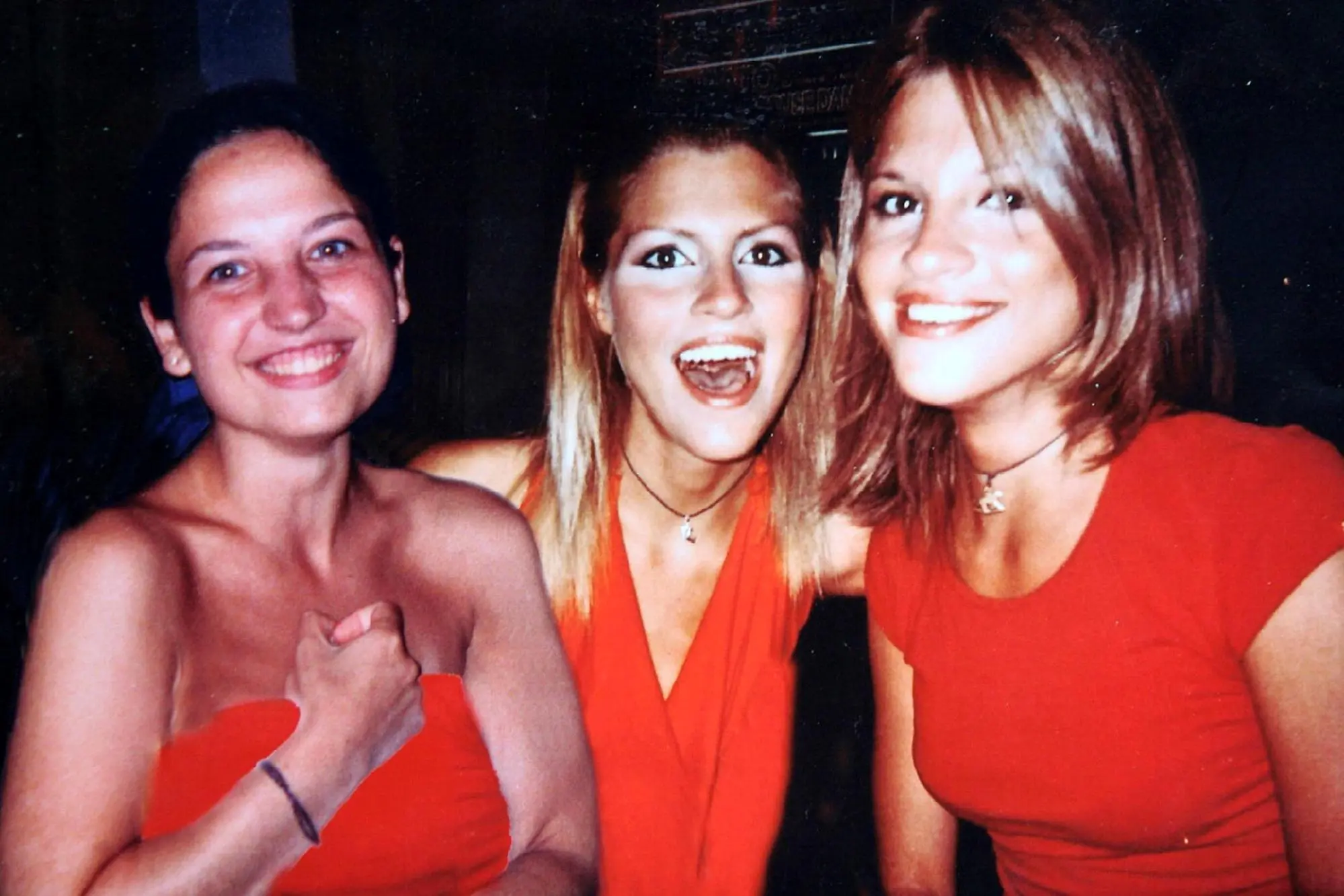 Chiara Poggi con le cugine gemelle Stefania e Paola Cappa (foto Ansa)