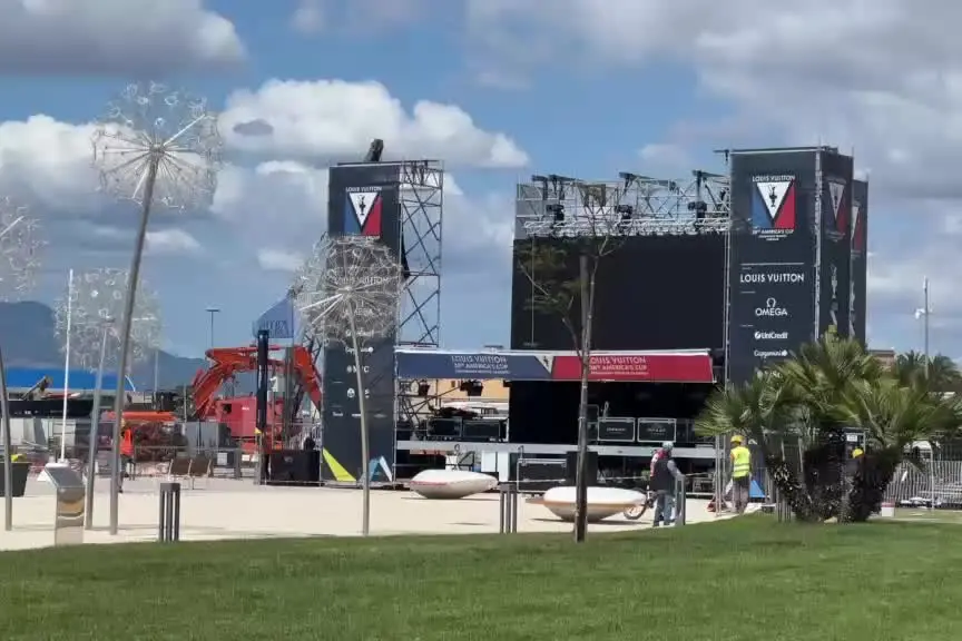 La città accelera verso l’America’s Cup, a Cagliari gli ultimi allestimenti tra palchi e maxischermo