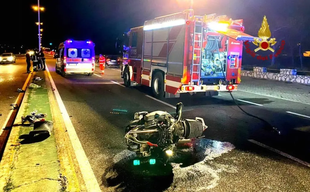 La moto (foto Vigili del fuoco)