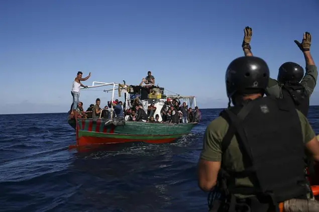 Migranti in una foto d'archivio (Ansa)