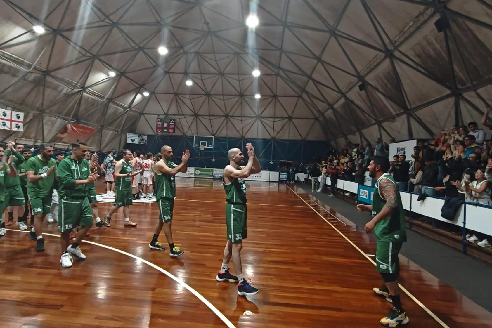 Un'immagine della festa del Basket Mogoro al termine della gara contro lo Spirito Sportivo (foto concessa)