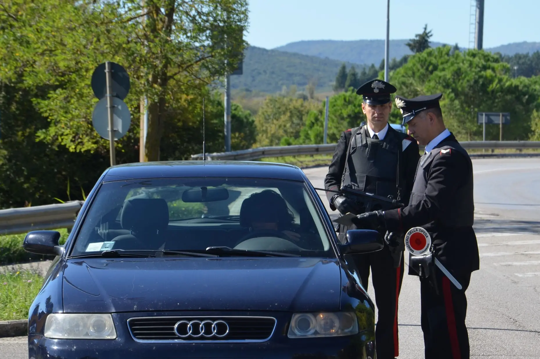 Un controllo su strada (foto carabinieri)