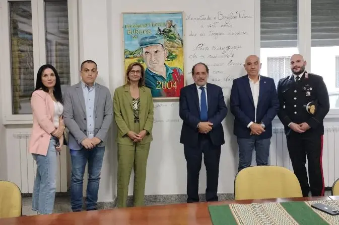 Il sindaco di Burgs con l'ex magistrato Ingroia e altri ospiti (foto concessa)