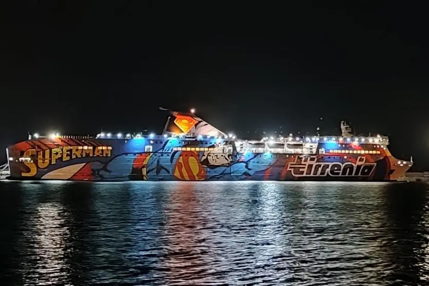 La nave Athara ormeggiata stanotte nel molo di Porto Torres (L'Unione Sarda - Tellini)