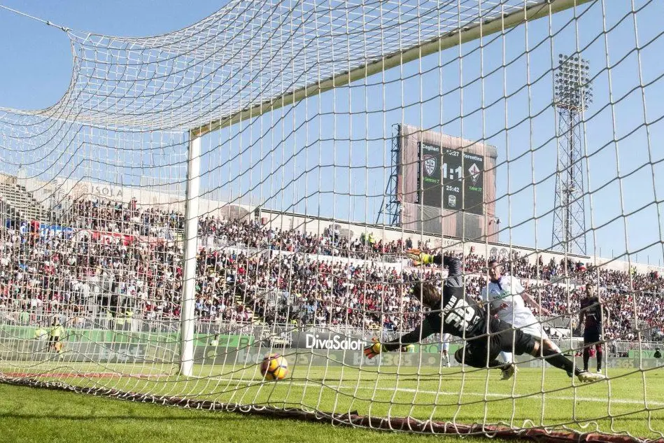 Uno dei gol segnati dalla Fiorentina al Sant'Elia