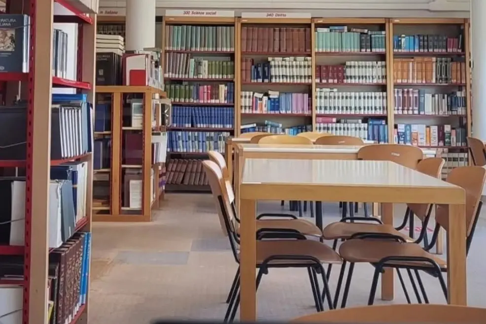 L’istantanea dell’intero della biblioteca Satta (foto Alessandra Corrias)