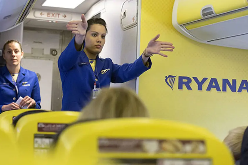Le indicazioni di un’hostess di Ryanair poco prima del decollo: