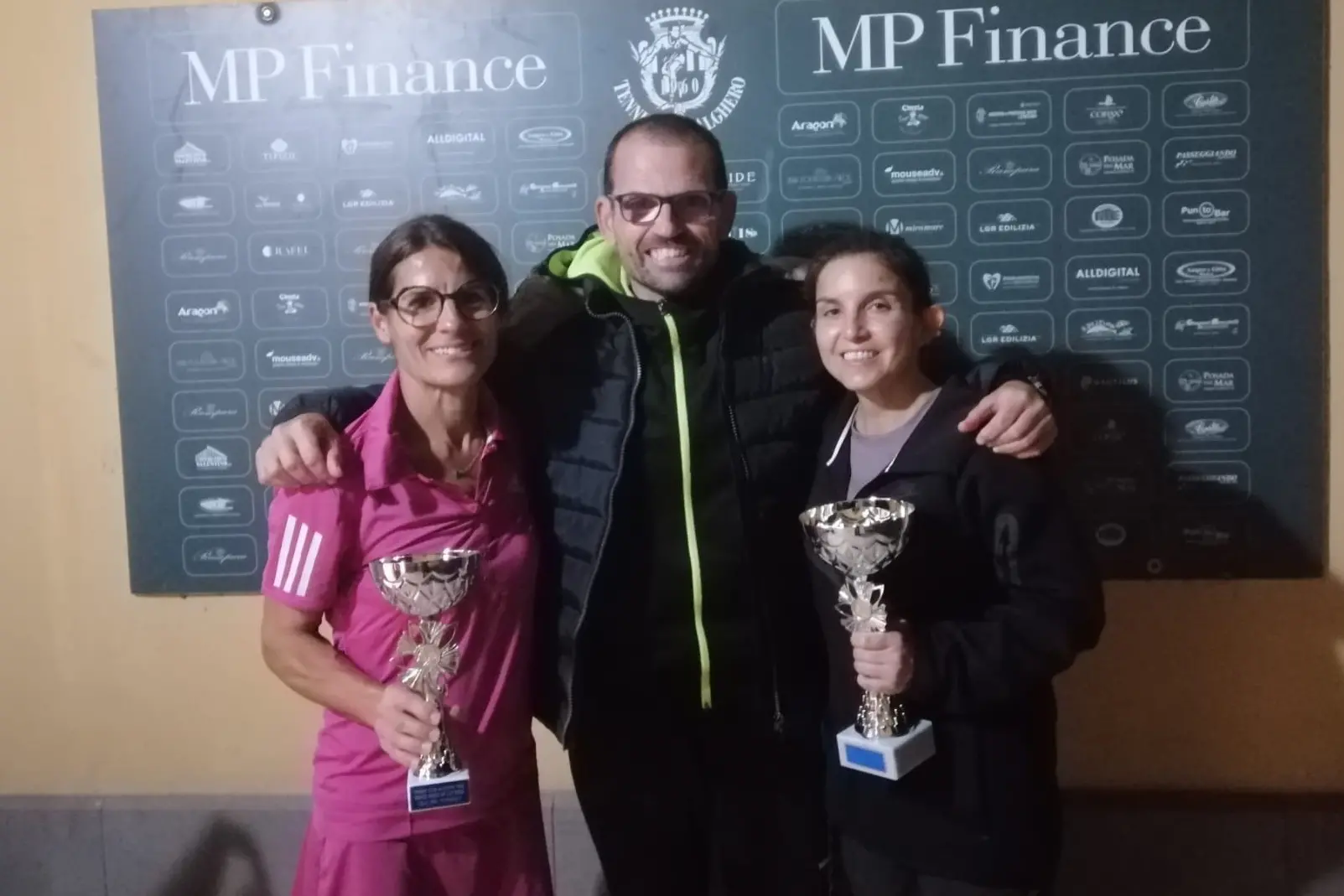 Premiazioni per la finalista Nicolina Mariani e la vincitrice Laura Cilliano (foto concessa)