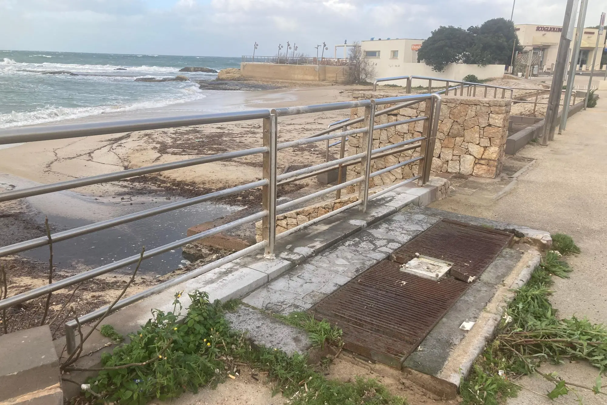 Impianto docce danneggiato allo Scoglio Lungo (foto Pala)