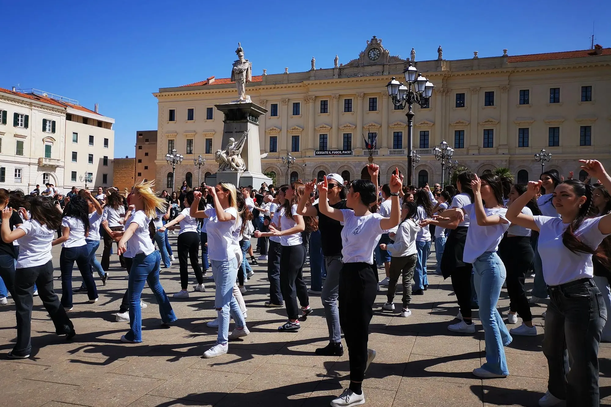 Un momento del flash mob in piazza d'Italia (foto concessa)