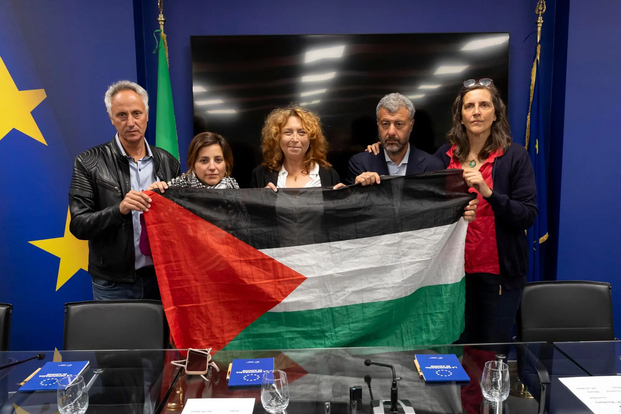 Da sinistra: Marco Croatti, Benedetta Scuderi, Maria Elena Delia (portavoce italiana di Flotilla), Arturo Scotto, Annalisa Corrado (Ansa)