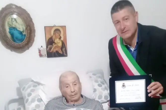 Zio Pietro Luigi col sindaco Antonio Sau (foto concessa)