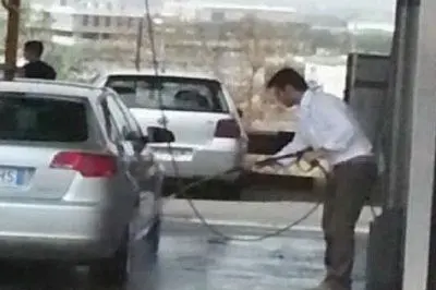 Il sindaco Massimo Zedda lava la sua auto