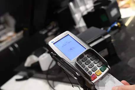 Un pagamento con carta di credito (foto Ansa)