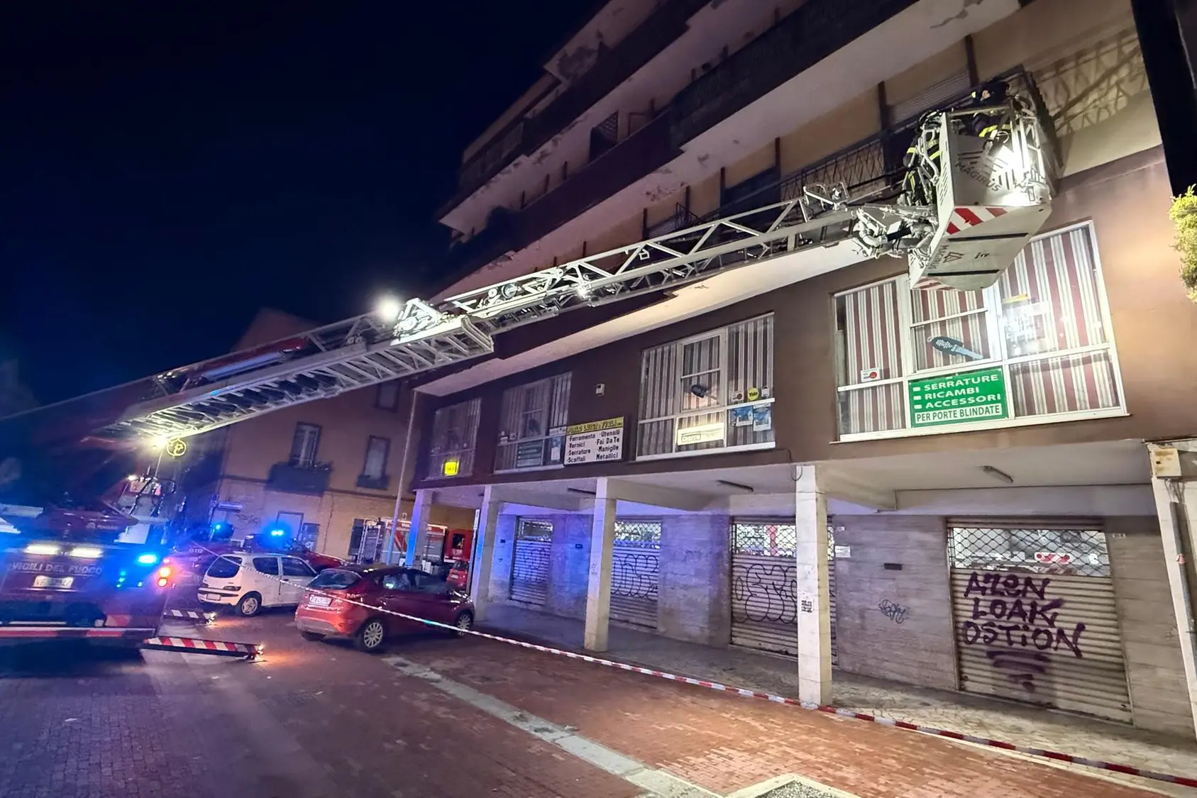 I vigili del fuoco al lavoro (Foto di Matteo Cabras)