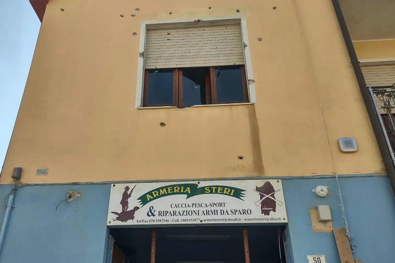 La facciata dell’armeria crivellata