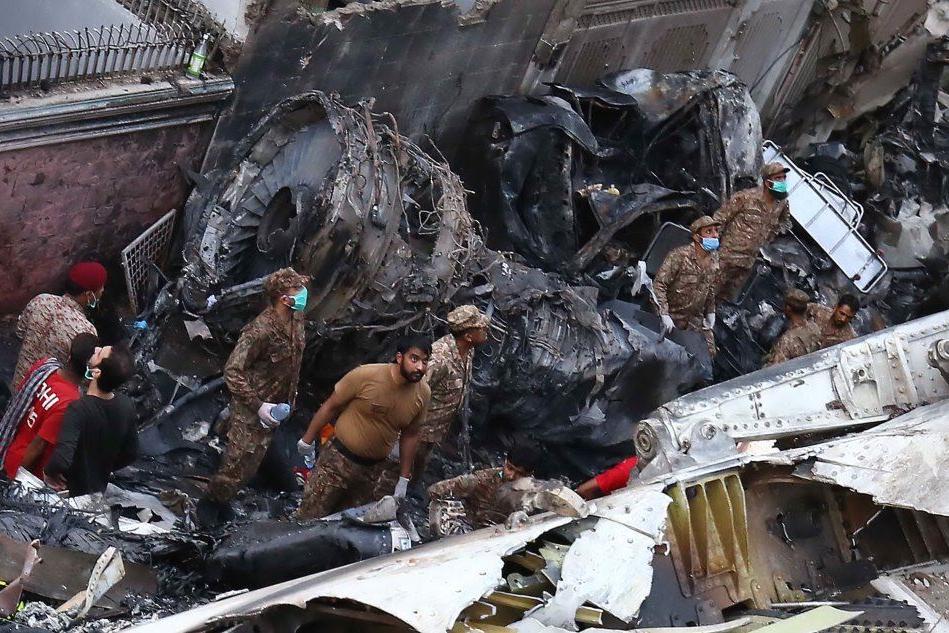Aereo si schianta a Karachi, 97 morti e due sopravvissuti