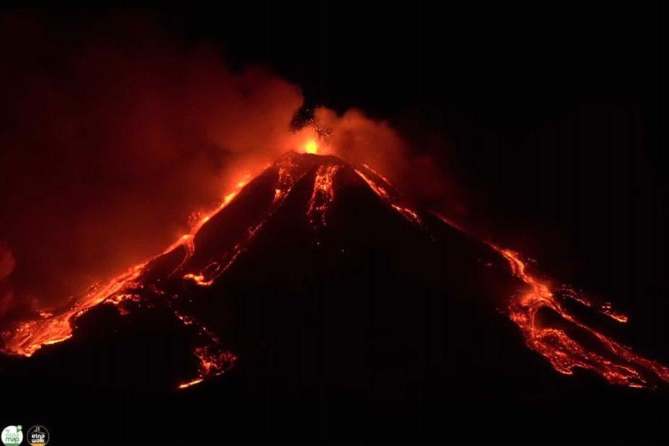 Etna, eruzione nella notte: le immagini