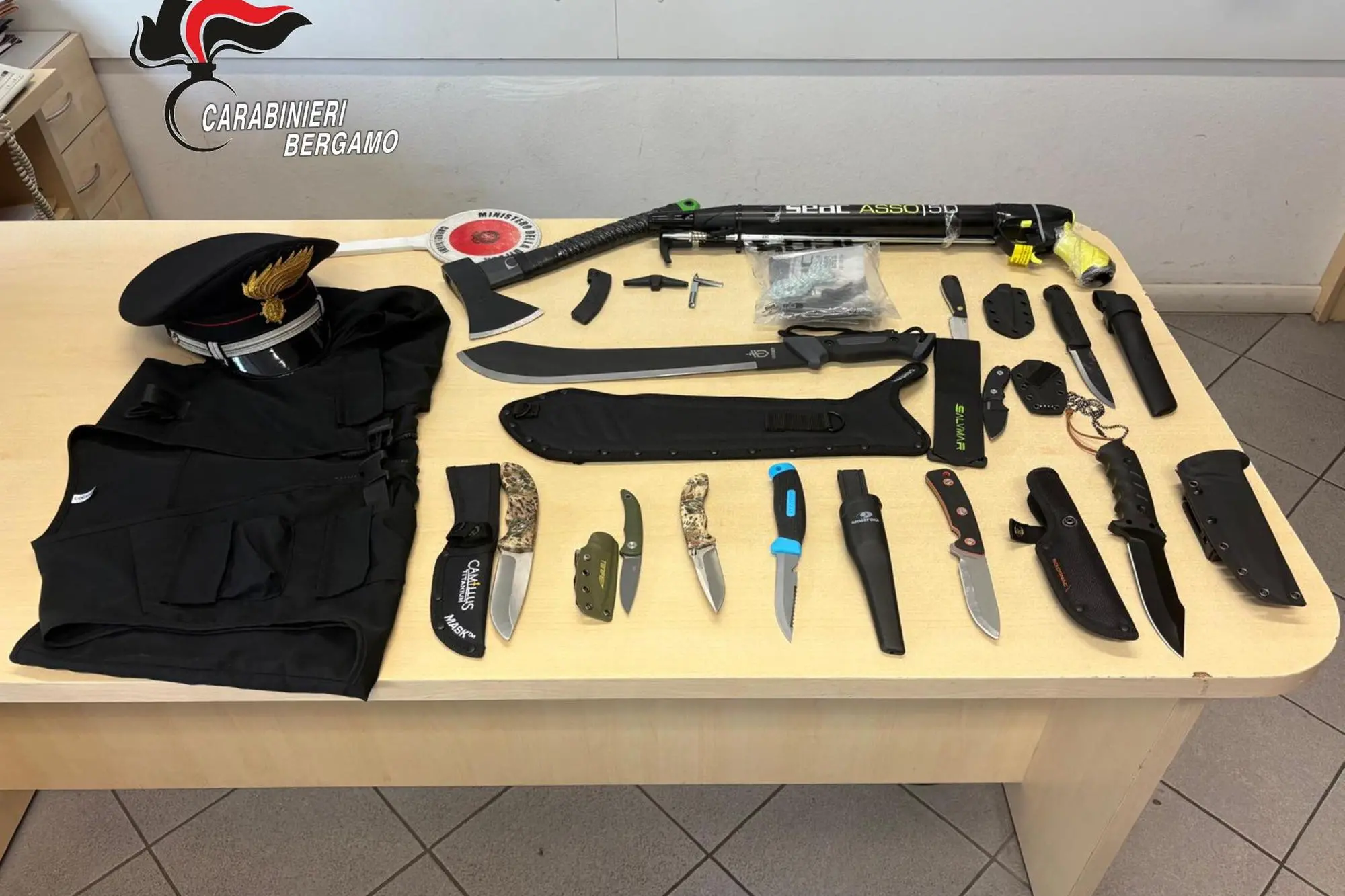 Le armi sequestrate a Bergamo