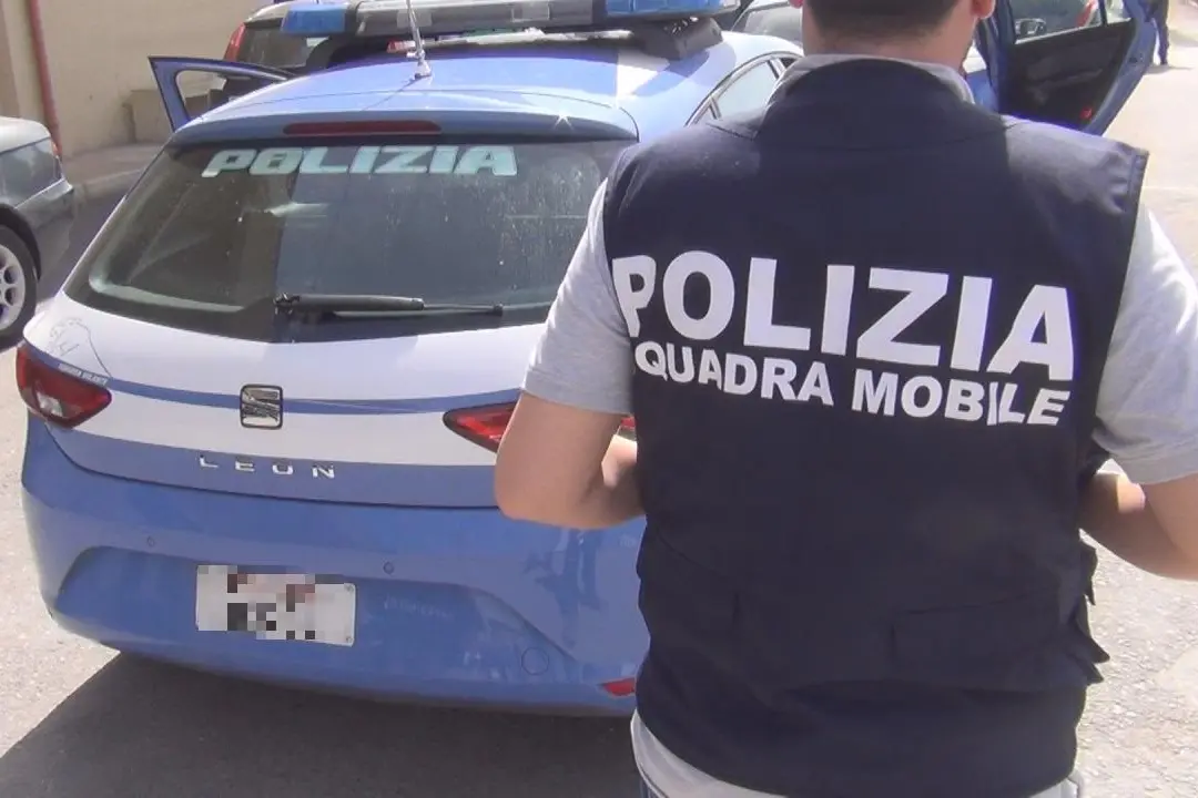 Un agente della squadra mobile di Cagliari