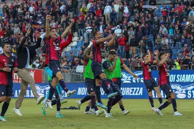 Rossoblù sotto la curva a fine partita (Ansa)