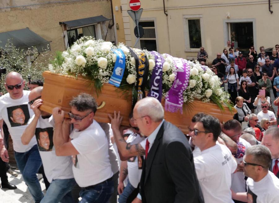 Massa dà l’addio a Bongiorni, pestato a morte dal branco