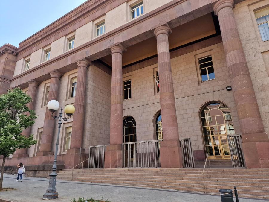 Sassari, minaccia donna con un cacciavite per rapinarla: carcere confermato