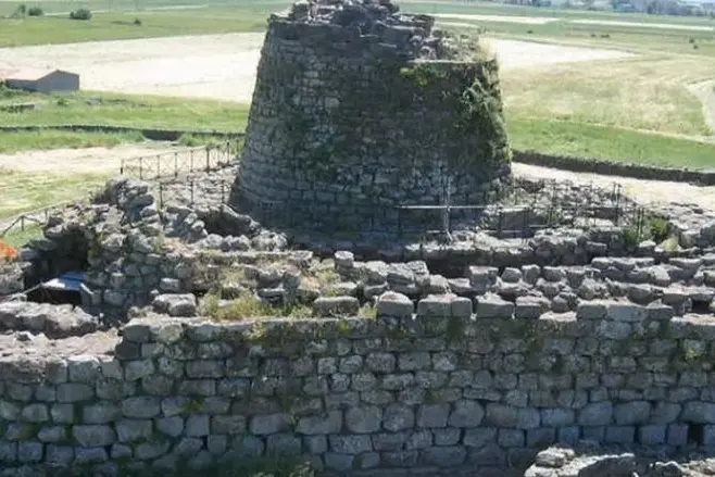 L'esterno del Nuraghe Santu Antine (foto L'Unione Sarda)