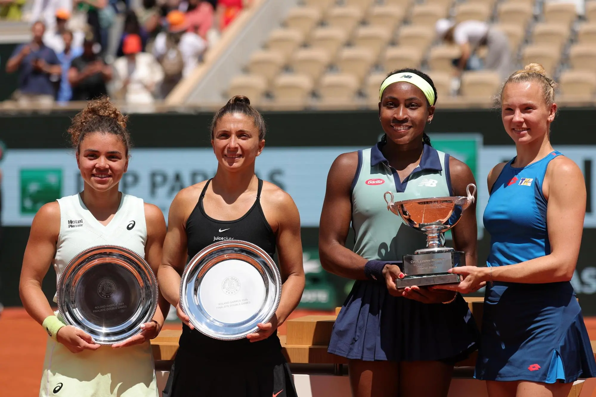 epa11399533 Coco Gauff of the USA (2R) and Katerina Siniakova of the Czech Republic (R) pose with their trophy after winning their Women’s Doubles final match against Sara Errani (2L) and Jasmine Paolini of Italy (L), posing with their runner-up trophy during the French Open Grand Slam tennis tournament at Roland Garros in Paris, France, 09 June 2024. EPA/TERESA SUAREZ
