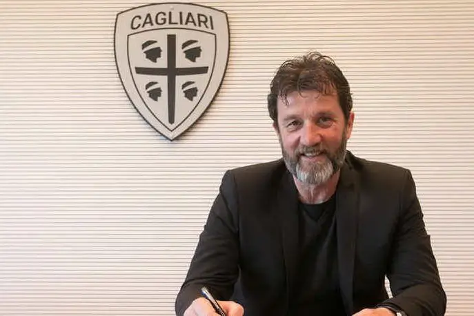 Il ds Carli firma il rinnovo (Foto Cagliari Calcio)