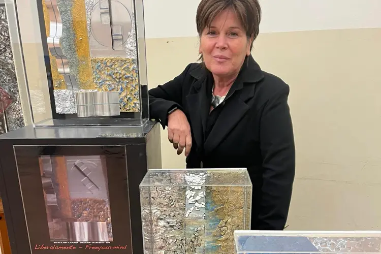 L'artista Marongiu con le sue opere (foto concessa)