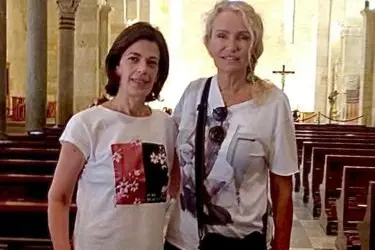 Licia Colò con una guida turistica nella basilica di San Gavino (foto concessa)