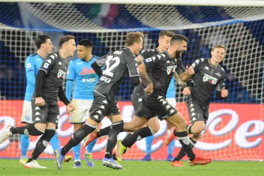 L'Empoli festeggia contro il Napoli (Ansa)