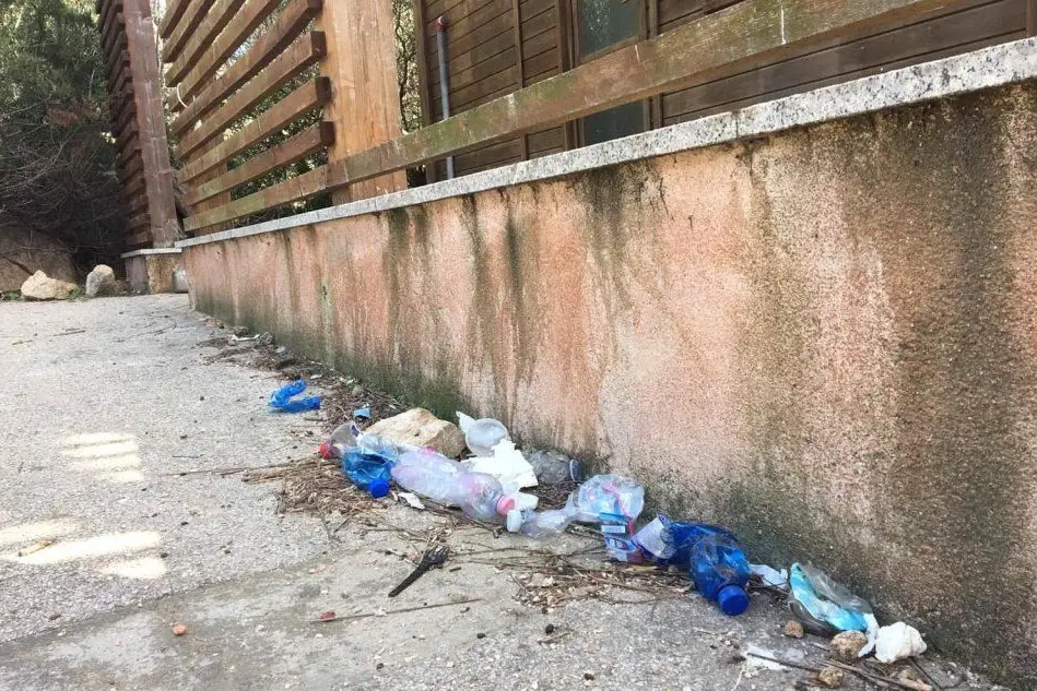 Caprera, l'ingresso della casa di Garibaldi sommerso dai rifiuti