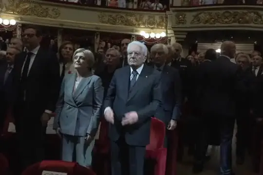 Il lungo applauso per Mattarella a Milano per i 120 anni della Cgil