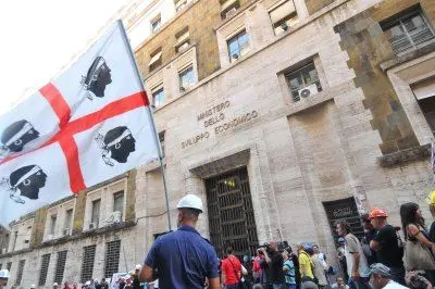 Operai Alcoa davanti al ministero dello Sviluppo economico