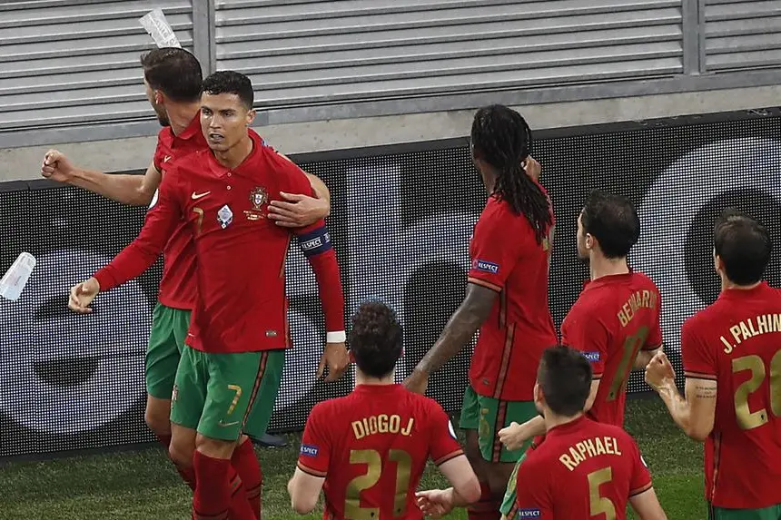 L'esultanza dei portoghesi dopo il gol di Ronaldo (Ansa)