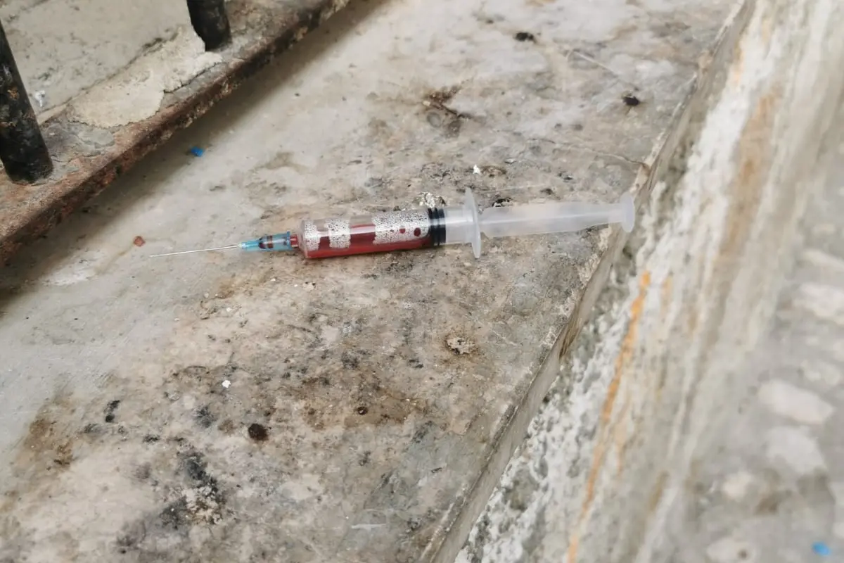 Una siringa abbandonata in via Archivolto Biddau