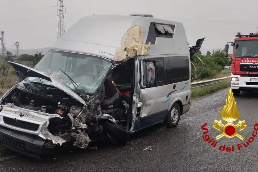 Il camper coinvolto nell'incidente (Foto: Vigili del fuoco)