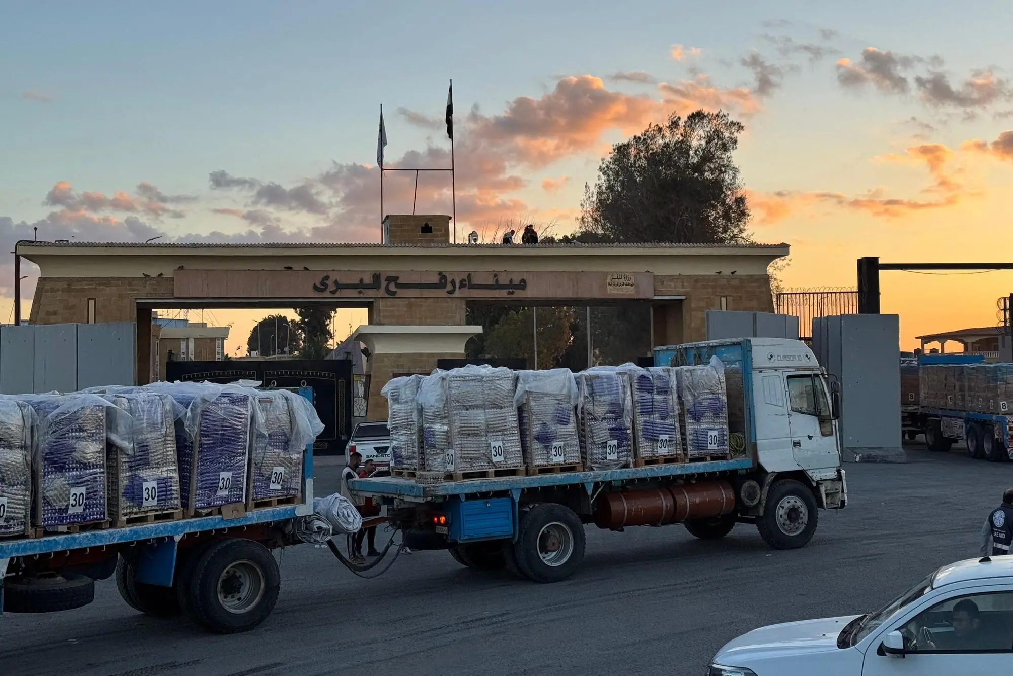 Camion carichi di aiuti umanitari, sul lato egiziano del valico di Rafah (Ansa)