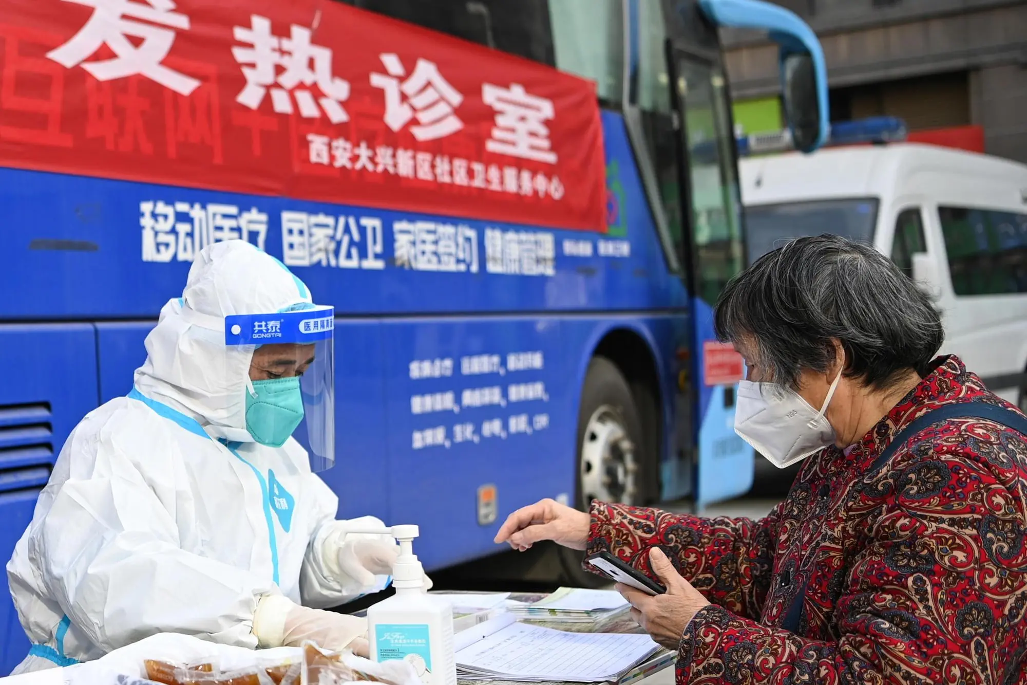 Tamponi in Cina, dove è scaturita la pandemia (Ansa-Epa)