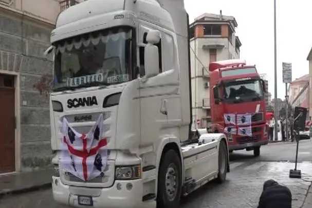 Autotrasportatori divisi in Sardegna sui blocchi (archivio L'Unione Sarda)