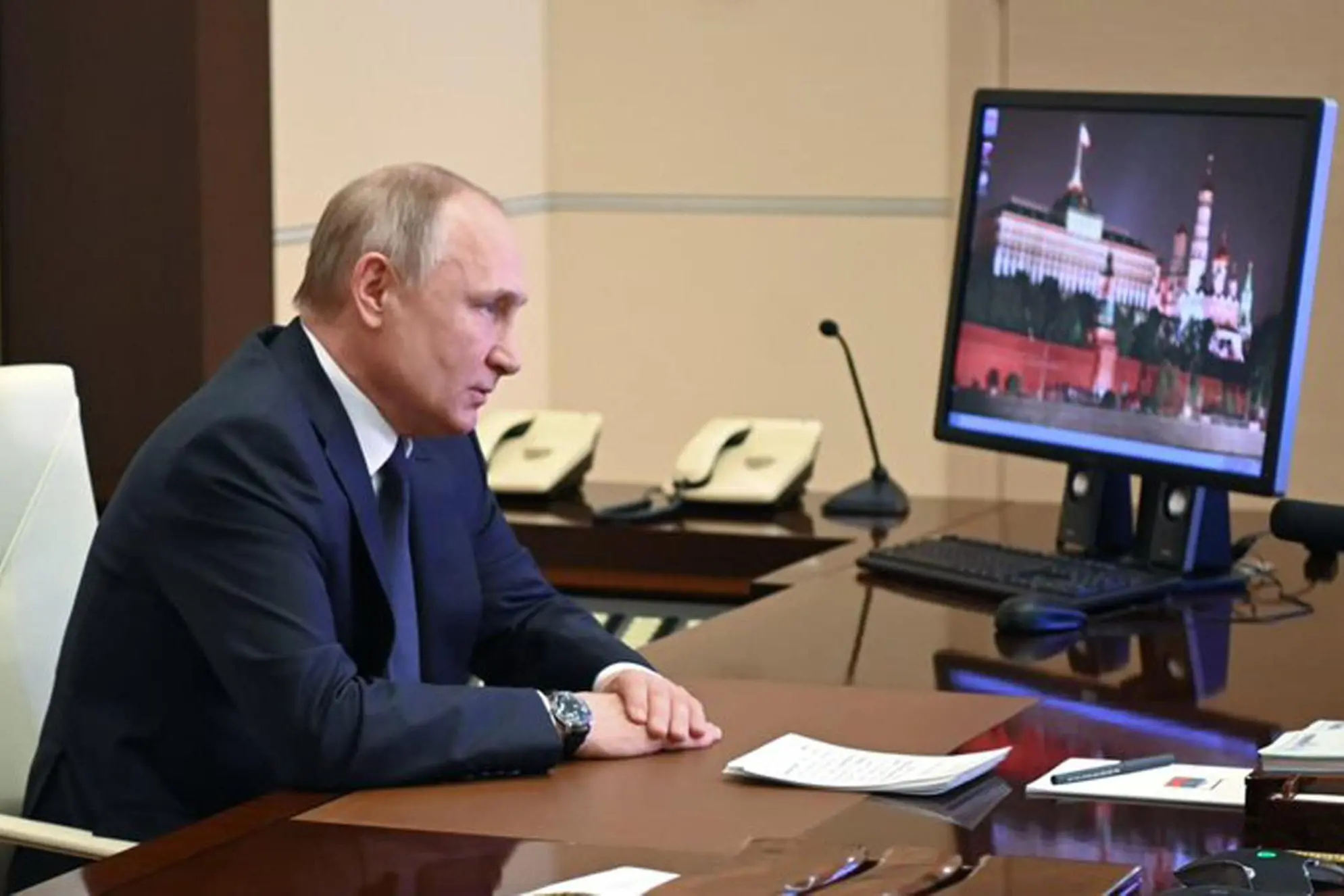 Il Presidente russo Vladimir Putin durante un incontro con i membri permanenti del Consiglio di Sicurezza, 4marzo 2022, in una foto tratta da Twitter. TWITTER CREMLINO ++HO - NO SALES EDITORIAL USE ONLY++