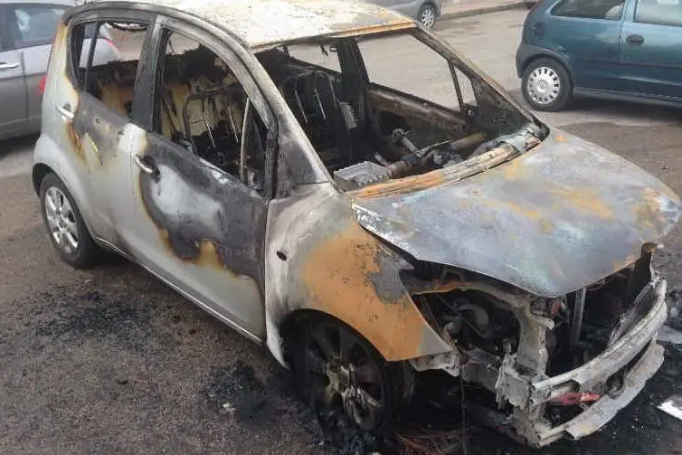 L'auto incendiata