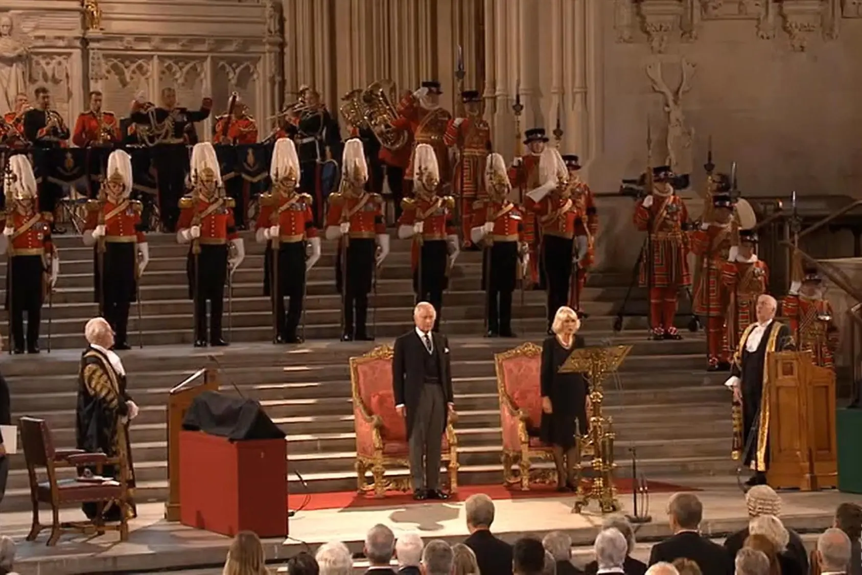 Re Carlo, con la regina consorte Camilla, durante la cerimonia in Parlamento (foto Ansa/Epa)
