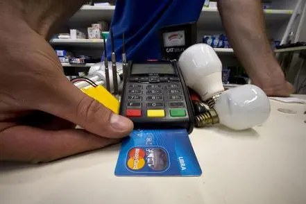 Un pagamento tramite bancomat, Roma, 30 giugno 2014. ANSA/MASSIMO PERCOSSI